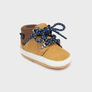 Bota deportiva montaña mostaza mayoral nb