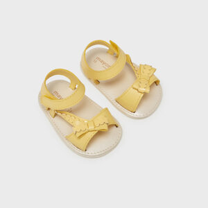 Sandalia lazo recién nacida niña banana NB