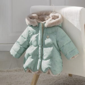 ierre central delantero con cremallera. Este modelo presenta un diseño reversible.