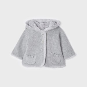 Rebeca larga de tricot para recién nacida