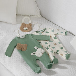 pijamas a elegir entre dos con babero ECOFRIENDS